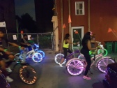 Eine Tourigruppe auf Leucht-Bikes