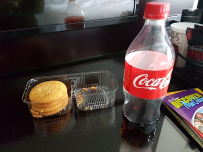 2 weiche Kekse und Coke - Con-Ende Frühstück
